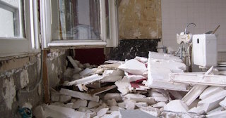 Демонтаж хрущевки в Долгопрудном - удаление старых полов и стен по выгодной цене от 1749 рублей.